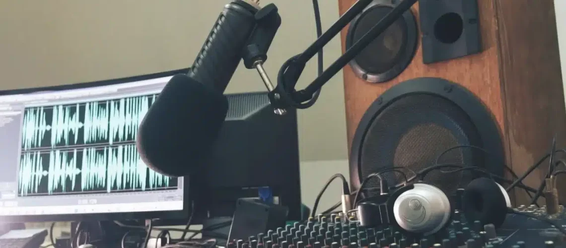 Matériel de podcasting professionnel avec microphone, casque et interface audio sur un bureau.